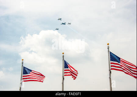 Flugzeuge fliegen über die amerikanische Flagge Stockfoto