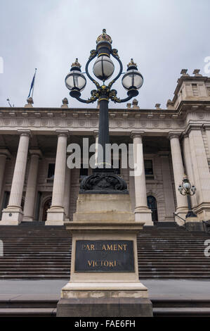 Altmodische Laterne und Zeichen "Parlament von Victoria" vor dem Parlamentsgebäude, Melbourne, Australien. Bewölkter Himmel. Stockfoto