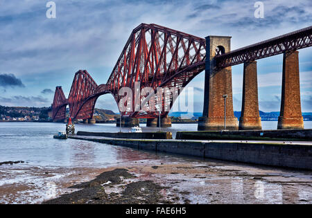 Forth Bridge ist eine Cantilever-Eisenbahnbrücke über den Firth von weiter, UNESCO-Weltkulturerbe, South Queensferry, Edinburgh Stockfoto