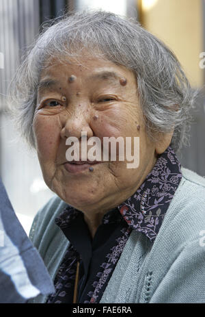 Alte japanische Dame lächelnd Stockfoto