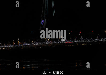 Nacht schrägen Strand mit Blick auf Bling Illuminationen und blaues rotes Herz Blackpool Tower, zentralen Promenade Blackpool, UK, 2013 Stockfoto