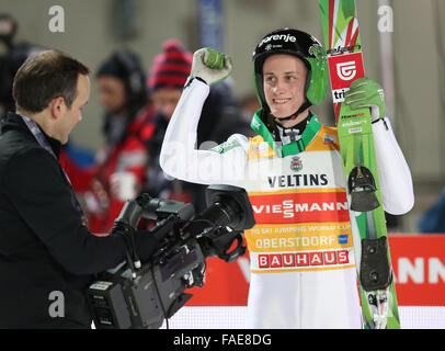 Oberstdorf, Deutschland. 28. Dezember 2015. Peter Prevc Sloweniens reagiert nach der Qualifikation in der ersten Phase der Skispringen Vierschanzentournee in Oberstdorf, Deutschland, 28. Dezember 2015. Foto: DANIEL KARMANN/Dpa/Alamy Live News Stockfoto