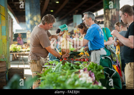 Menschen kaufen Produkte auf ein Bauern-Markt Stockfoto