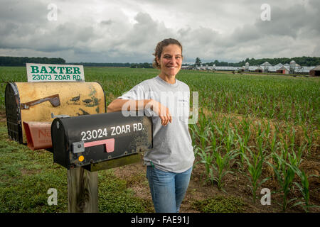 Frau von einem Postfach auf ihrem Bauernhof posiert Stockfoto