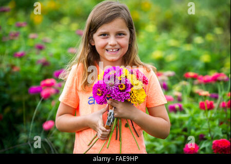 Junges Mädchen hält einen frisch gepflückter Blumenstrauß Stockfoto