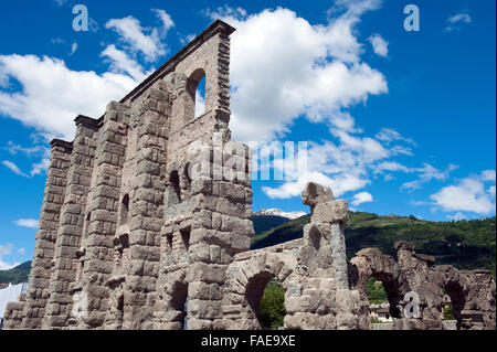 Römisches Theater, Aosta in der Valle d ' Aosta mit verschneiten Bergen Stockfoto