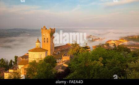 Misty Sonnenaufgang über Kathedrale Santa Maria Assunta e di San Genesio und mittelalterliche Stadt San Miniato, Toskana, Italien Stockfoto