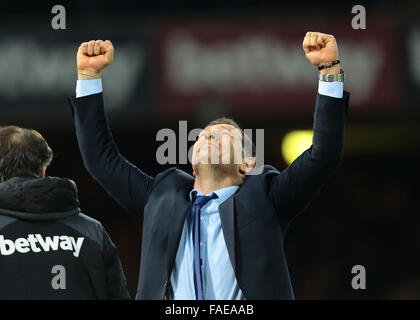 Die Boleyn Ground, London, UK. 28. Dezember 2015. Barclays Premier League. West Ham United gegen Southampton. West Ham United Manager Slaven Bilic feiert Vollzeit © Action Plus Sport/Alamy Live News Stockfoto