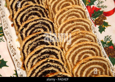 Einige Stücke der traditionellen ungarischen Kuchen Mohn rollt Beigli auf einem Porzellanteller Stockfoto