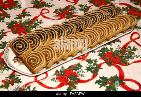 Einige Stücke der traditionellen ungarischen Kuchen Mohn rollt Beigli auf einem Porzellanteller Stockfoto