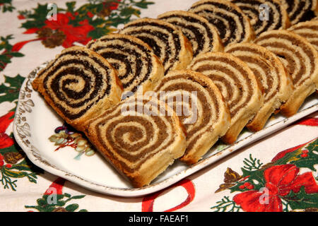 Mohn und Walnuss Brötchen serviert zu Weihnachten und Ostern in Ungarn Stockfoto