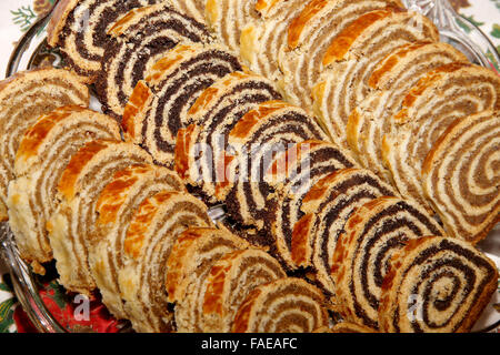 Mohn und Walnuss Brötchen serviert zu Weihnachten und Ostern in Ungarn Stockfoto
