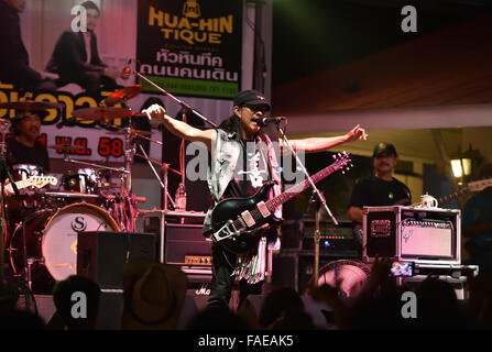 HUA HIN, THAILAND - Nov16, 2015: Ad Carabao, Yuenyong Opakul, Anführer und Mitbegründer der legendären Thai Rock band Carabao in eine Stockfoto