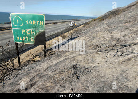 26. Dezember 2015 - Ventura, Kalifornien, USA - parkte auf einem geschlossenen US Highway 101, begießen ein Feuerwehrauto Santa Barbara County Fire Department und Crew einen Hot-Spot während der Arbeit das Solimar-Feuer in Ventura County Samstagmorgen. Das Feuer, das Weihnachtsnacht begann, hat 1.200 Hektar verkohlt. (Kredit-Bild: © Mike Eliason/Santa Barbara County Fire/ZUMA Draht) Stockfoto