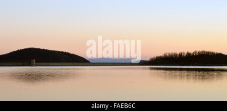 Bunte künstliche See im Sonnenuntergang Stockfoto