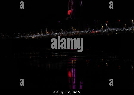 Schrägen Strand Nachtansicht mit Reflexionen, Bling Illuminationen und rotes Herz Blackpool Tower, zentralen Promenade Blackpool Stockfoto