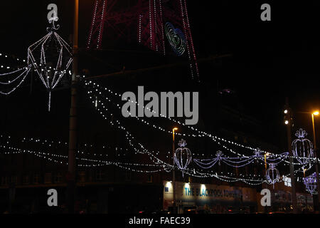 Nacht Blau Blick Bling Beleuchtung über dem zentralen Promenade, Blick nach Süden zum blauen grünen Herzen Basis rot Blackpool Tower, UK, 2013 Stockfoto