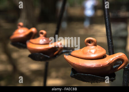 Satz von Öllampen am Stupa in Anaradhapura Sri lanka Stockfoto