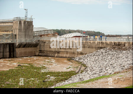 Columbus, Missouri, USA. 28. Dezember 2015. Der Damm auf die Stennis Verriegelung und Verdammung in Columbus, Ms. hat zwei Bargen reichte gegen sie, nachdem sie während den letzten Sturm loose Broke. Bildnachweis: Tim Thompson/Alamy Live-Nachrichten Stockfoto