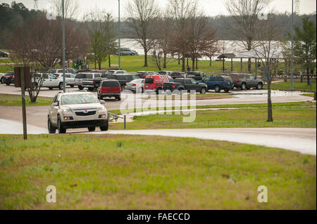 Columbus, Missouri, USA. 28. Dezember 2015. Leute waren in und aus dem Parkplatz des Stennis Lock und des Damms im Columbus, Ms. alle Morgen fahren, stecken Lastkähne anzeigen. Zwei Schiffe sind gegen den Damm nach dem Bruch lose während der jüngsten storms.d Kredit hinterlegt: Tim Thompson/Alamy Live News Stockfoto