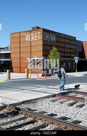 Person zu Fuß Hund vor violett Krone Kino, Railyard District, Santa Fe, New Mexico USA Stockfoto