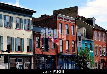 Baltimore, Maryland: 18. und 19. Jahrhundert Backsteinhäuser Linie der Thames Street Waterfront und Haus trendigen Geschäften und pubs Stockfoto