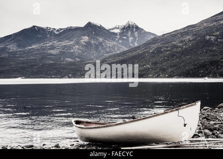 eine Kanu sitzt neben der See Kaslo Britisch-Kolumbien, in der Kootenay Region, Rocky Mountains, Kanada Stockfoto