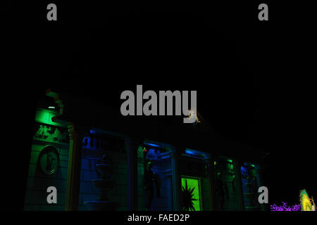 Schrägansicht grün, blau Roman Temple "Feuer und Wasser-Tableau", leuchtet die Klippen, Queens Promenade Blackpool Illuminations Stockfoto