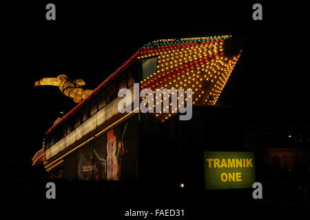 Nose, Tail Nachtansicht "Tramnik One" beleuchtet Rakete Tram, Gynn Quadrat Kreisverkehr, Blackpool Illuminations, 2013 Stockfoto