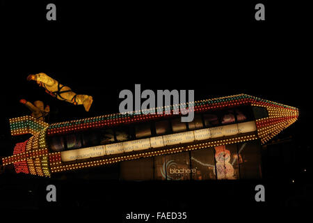 Nachtansicht beleuchtet Rakete Straßenbahn, Nase steigt rechts, 2 Astronauten über Schweif, Gynn Quadrat Kreisverkehr, Blackpool Illuminations Stockfoto