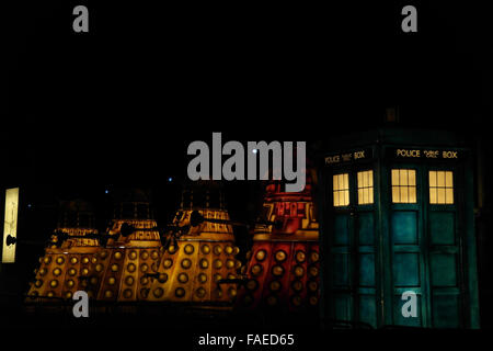 Nacht Schrägansicht auf Ray Lowry London Calling Tableau, Dalek Mania Tableau mit blauen Tardis, Klippen, Blackpool Illuminations Stockfoto