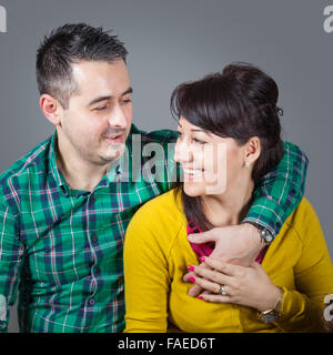 Glückliches junges Paar Portrait im Studio. Stockfoto