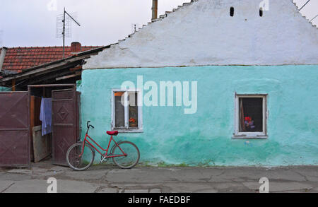 Roten Fahrrad an die Wand des alten Hauses gelehnt. Stockfoto