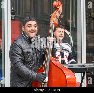 Straßenmusiker spielen Kontrabass in einer chilenischen Straße Musikband Stockfoto