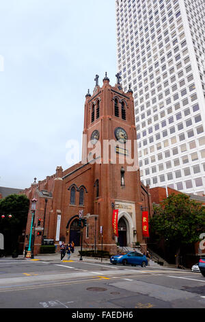 Alt-katholischen Kirche Gebäude im Gegensatz zu einem modernen Hochhaus in der Innenstadt von San Francisco. Stockfoto