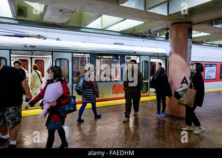 SAN FRANCISCO, CA - 10. Dezember 2015: San Francisco Transport u-Bahnstation für Muni und Bart. Stockfoto