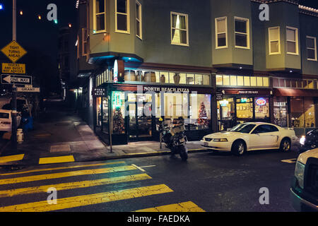 SAN FRANCISCO, CA - 10. Dezember 2015: Wenig Italien Straßenszene im Stadtteil North Beach in San Francisco. Stockfoto