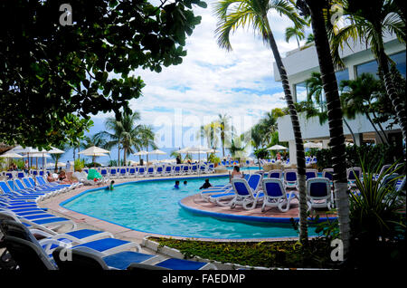 Poolbereich des Crown Plaza Hotel in Acapulco, Mexiko Stockfoto