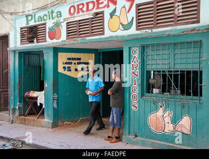 Männer außerhalb Lebensmittelgeschäft, Habana Vieja (Altstadt von Havanna), Kuba Stockfoto