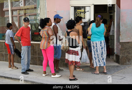 Shopper in der Schlange außerhalb Reformhäuser, Habana Vieja (Altstadt von Havanna), Kuba Stockfoto