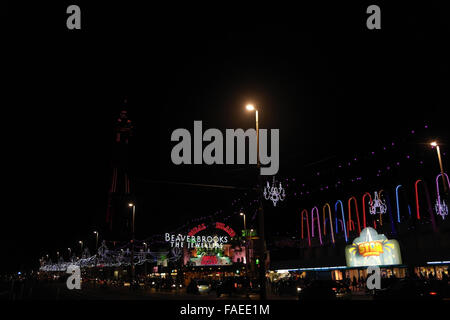 Nacht Schrägansicht zentralen Promenade von Star Attraktion Arcade Koralleninsel Vergnügungen und Bling-Beleuchtung, Blackpool Stockfoto