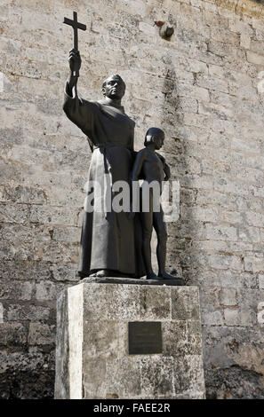 Statue von Franziskaner-Pater Junipero Serra und indische Junge, Plaza de San Francisco, Habana Vieja (Altstadt), Kuba Stockfoto