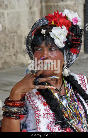 Bunte Frau Rauchen Zigarre, Habana Vieja (Altstadt von Havanna), Kuba Stockfoto