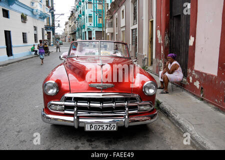 Alten Chevy Cabrio auf der Straße von Cayo Hueso Nachbarschaft, Havanna, Kuba Stockfoto