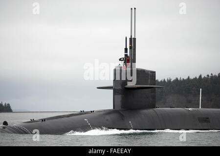 US Navy Ohio-Klasse ballistischen Raketen-u-Boot USS Alabama Transite der Hood Canal, wie es um die Naval Base Kitsap nach einer strategischen Abschreckung Patrouille 24. Dezember 2015 in Bangor, Washington Heimathafen zurück. Stockfoto