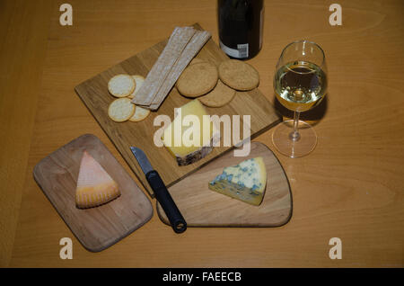Käseplatte mit einem Glas und eine Flasche Weißwein Stockfoto