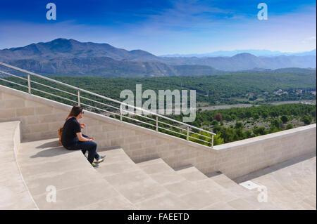 Ein junges Paar sitzt auf einige Schritte mit einem Panorama-Szene in der Ferne, Dubrovnik, Kroatien. Stockfoto