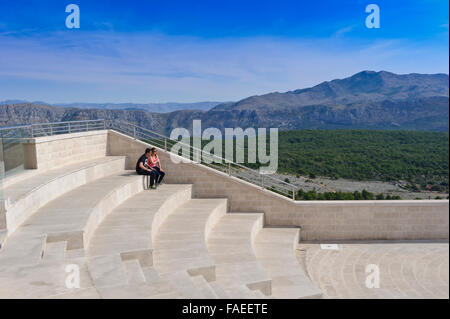 Ein junges Paar sitzt auf einige Schritte mit einem Panorama-Szene in der Ferne, Dubrovnik, Kroatien. Stockfoto