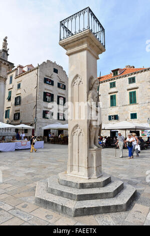 Die Orlando-Spalte mit einer Ritterstatue auf dem Platz Luza, Dubrovnik, Kroatien. Stockfoto