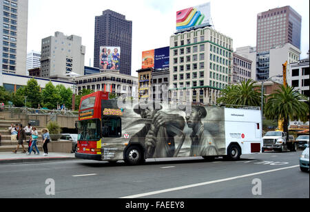 Ein Charles Wilbert, die weißen Gemälde auf der Seite eine City-Tour-Bus in San Francisco während der Veranstaltung Kunst überall wiedergegeben ist. Stockfoto